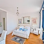 Blue Studio Apartment Next To The Beach